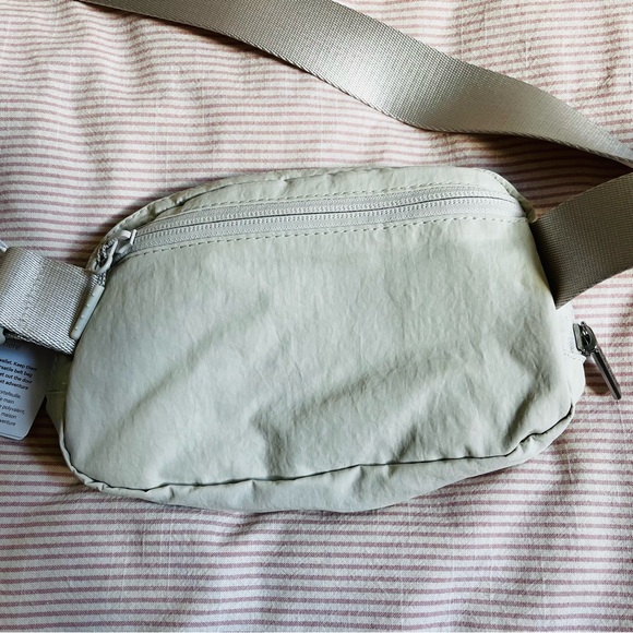 NWT Lululemon Everywhere Belt Bag White Opal - Picture 5 of 7